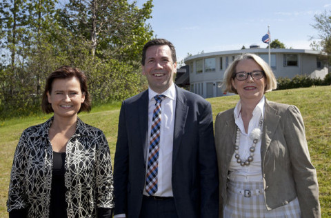 Theódóra S. Þorsteinsdóttir, Ármann Kr. Ólafsson og Margrét Friðriksdóttir við tilkynningu um myndu…