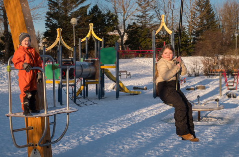 Börn að leik í leiktækjum á Rútstúni sem sett voru upp að lokinni íbúakosningu 2016.