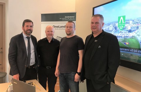 Á myndinni eru f.v. Ármann Kr. Ólafsson bæjarstjóri Kópavogs, Stefán Ómar Jónsson verkefnastjóri, V…