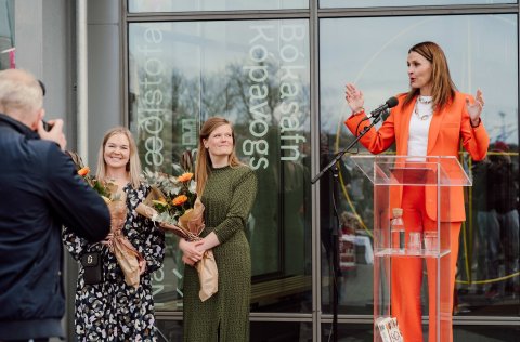 Ásdís Kristjánsdóttir bæjarstjóri færði Brynju Sveinsdóttur forstöðumanni Náttúrufræðistofu Kópavog…