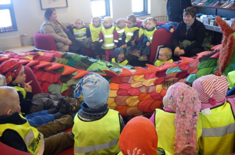 Börnin fylgjast af áhuga með orminum langa.