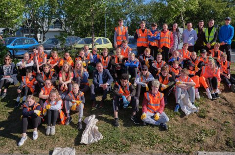 Vaskir unglingar ásamt bæjarstjóra Kópavogs.