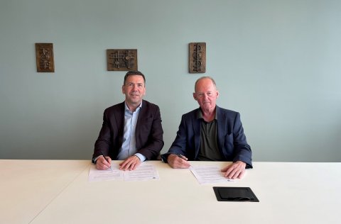 Ágúst Ágústsson frá Reebok Fitness og Ármann Kr. Ólafsson bæjarstjóri Kópavogs skrifuðu undir samni…