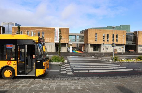 Regnbogaþrep á milli Bókasafnsins og Salarins