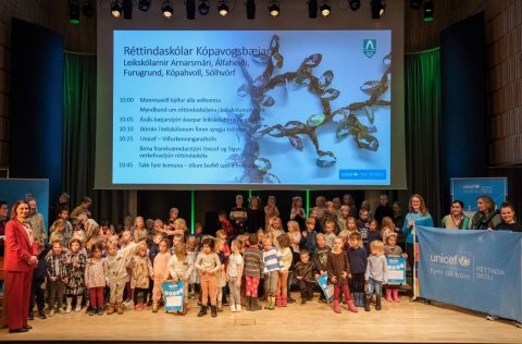 Börn úr leikskólunum sem nú eru réttindaskólar UNICEF, ásamt bæjarstjóra Kópavogs, UNICEF og starfs…