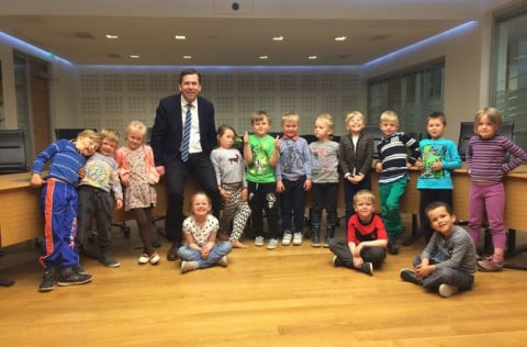 Elstu börnin á leikskólanum Rjúpnahæð með Ármanni Kr. Ólafssyni, bæjarstjóra Kópavogs, eftir fund í…