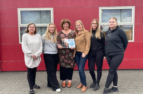 Hrönn og hluti starfsfólka með nýútkomnu bækurnar, f.v.: Svava María Hermannsdóttir, Unnur Kristján…