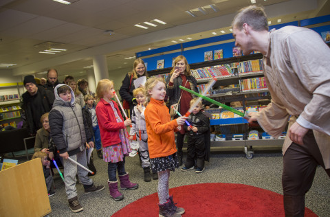 Star Wars þema á Safnanótt í Kópavogi sló í gegn hjá yngstu kynslóðinni sem beið í röð eftir að hit…