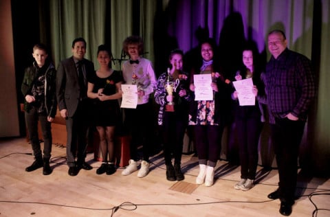 Ármann Kr. bæjarstjóri og keppendir í söngkeppni félagsmiðstöðva