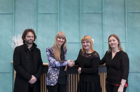 Á góðri stundu eftir undirritun samningsins