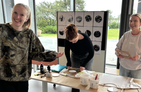 Verkefni Bacterial Girls snýst um að taka bakteríusýni af mörgum af helstu kennileitum Kópavogs og …