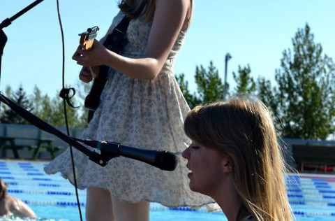 Katrín og Anna Tara Andrésdætur úr hljómsveitinni Hljómsveitt taka lagið í Sundlaug Kópavogs. Ljósm…