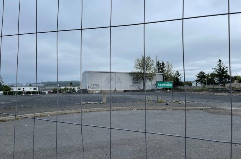 Lóð Kársnesskóla, Skólagerði, hefur verið girt af í öryggisskyni vegna fyrirhugaðrar byggingu nýs s…