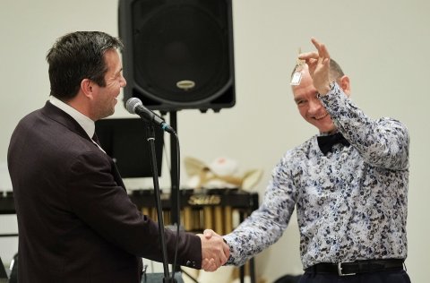 Össur Geirsson skólastjóri Skólahljómveitar Kópavogs tekur við lyklum nýs húsnæðis úr hendi Ármanns…