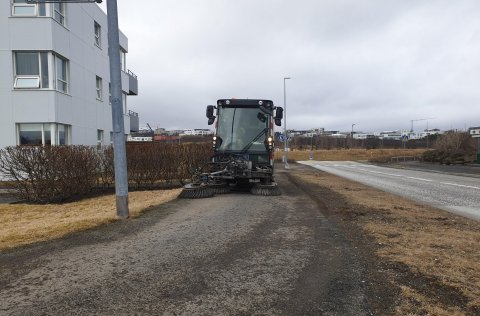 Sópun gatna og stíga í Kópavogi.