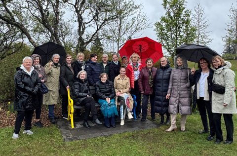 Ásdísar Kristjánsdóttir bæjarstjóri og Soroptimistar í Kópavogi.