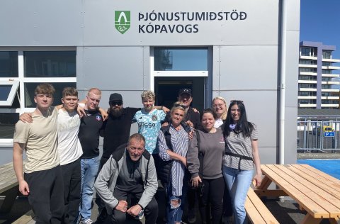 Starfsfólk í tunnuskiptum var að vonum ánægt með áfangann og stillti sér upp til myndatöku í árviss…