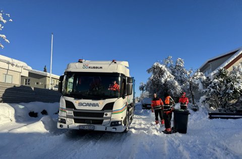 Tafir hafa orðið á sorphirðu í fannferginu en starfsfólk gerir sitt besta.
