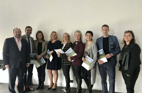 Michael Green, framkvæmdastjóri SPI, afhendir bæjarstjóra og bæjarfulltrúum skorkort Kópavogs að vi…