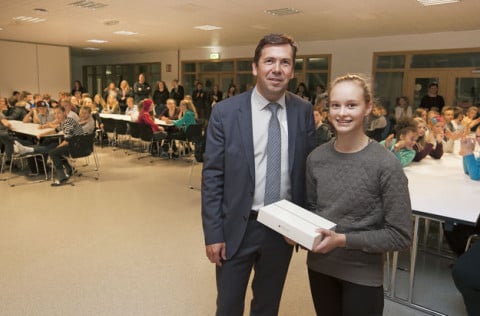 Ármann Kr. Ólafsson bæjarstjóri í Kópavogs og Alexandra Björk Magnúsdóttir nemandi 9. bekk í Hörðuv…