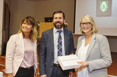 Theodóra Þorsteinsdóttir formaður bæjarráðs, Ármann Kr. Ólafsson bæjarstjóri og Guðrún Soffía Jónas…