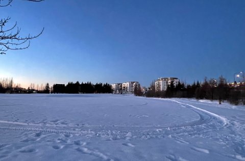 Gönguskíðaspor á Kópavogstúni í janúar 2023.