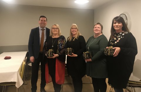 Ármann Kr. Ólafsson bæjarstjóri og starfsmenn sem fögnuðu 25 ára starfsafmæli hjá bænum árið 2018. …