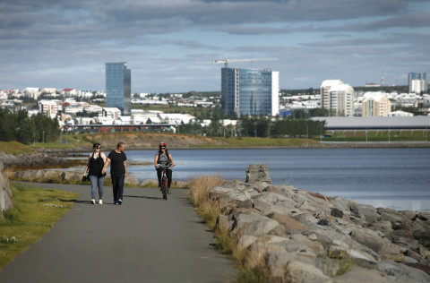 Gengið og hjólað við Kópavoginn.