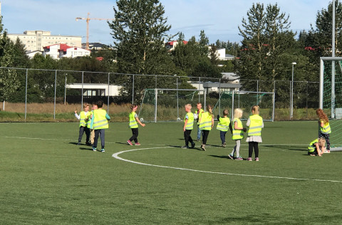 Börn að leik í sumardvöl væntanlegra 1. bekkinga.