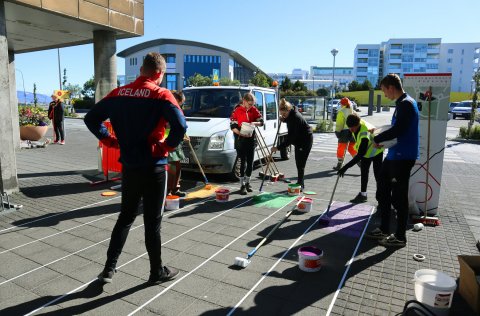 Meðal fjölbreyttra verkefna sumarstarfsfólks 2020 var að mála tröppur við Bókasafn Kópavogs.