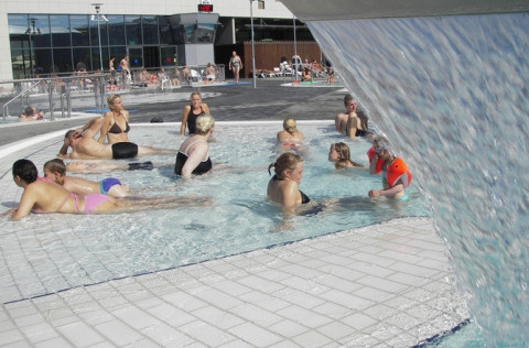 Sundlaugargestir njóta blíðunar í Salalaug á öðrum degi