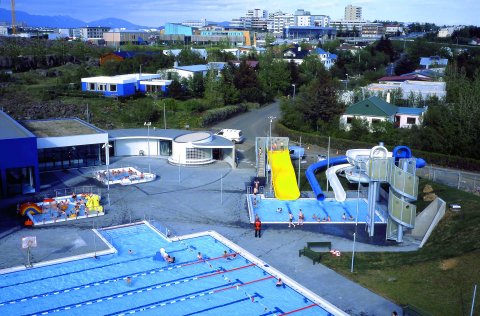 Viðhaldsframkvæmdir standa yfir í Sundlaug Kópavogs sumarið 2023.