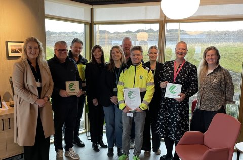 Frá vinstri: Alma Dagbjört Ívarsdóttir Svansvottunarfulltrúi frá Verkvist, Ólafur Arnarsson verktak…