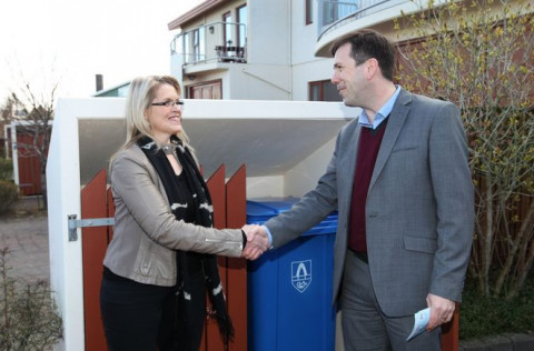 Ármann Kr. Ólafsson bæjarstjóri og Guðrún Benediktsdóttir, formaður íbúasamtakanna Betri Nónhæð.