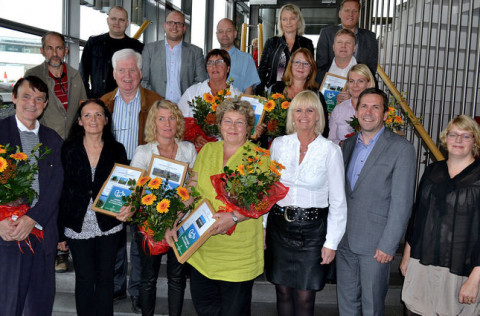 Hópurinn sem hlaut verðlaun árið 2012 ásamt bæjarstjóra, formanni bæjarráðs og fulltrúum umhverfis-…