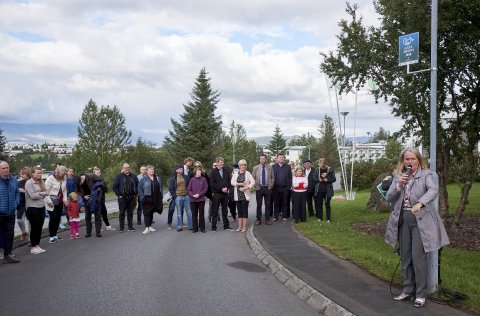 Margrét Friðriksdóttir forseti bæjarstjórnar ávarpar íbúa Selbrekku.