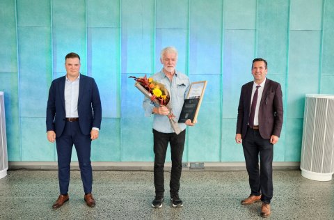 Andri Steinn Hilmarsson, Kári Stefánsson og Ármann Kr. Ólafsson. Kári hlaut viðurkenningu í flokknu…