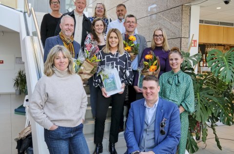 Á myndinni má sjá handhafa umhverfisviðurkenninga 2024, umhverfis- og samgöngunefnd, Elísabetu Svei…