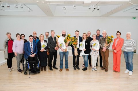 Handhafar viðurkenninga umhverfis- og samgöngunefndar 2023 ásamt nefndinni, bæjarstjóra Kópavogs og…