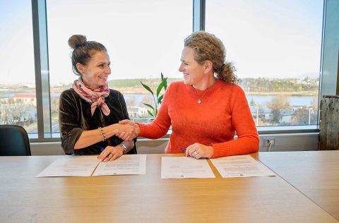 Ásdís Kristjánsdóttir bæjarstjóri og Sigurþóra Bergsdóttir frá Berginu headspace við undirritun sam…