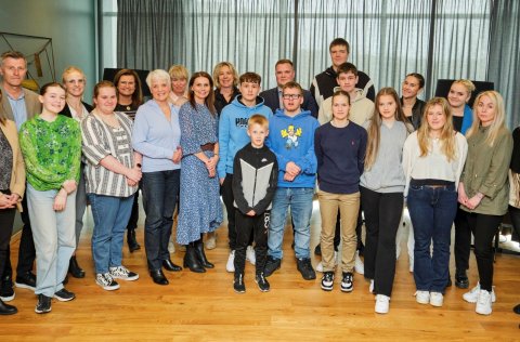 Bæjarstjórn Kópavogs ásamt ungmennaráði og barnaþingmönnum að loknum fundi.