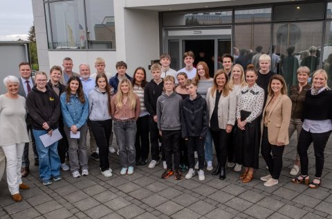 Börn og ungmenni ásamt bæjarfulltrúum og bæjarstjóra Kópavogs.