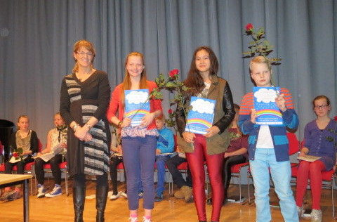 Vinningshafar í upplestrarkeppninni, ásamt kynni keppninnar Guðrúnu Halldórsdóttur, aðstoðarskólast…