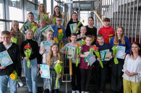 Þátttakendur í lokahátíð Stóru upplestrarkeppninnar ásamt bæjarstjóra Kópavogs, Ásdísi Kristjánsdót…