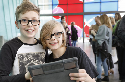 Alex Leó og Hálfdán Helgi úr Salaskóla kynntu myndband sem sex krakkar bjuggu til í sameiningu um l…