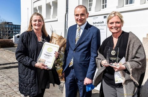 Leikskólinn Urðarhóll hlaut hvatningarverðlaun Heimilis og Skóla. Á myndinni eru Birna Bjarnarson, …