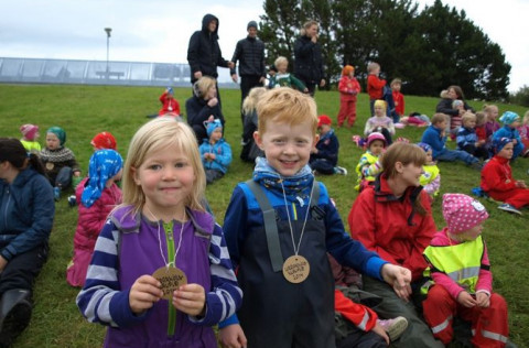 Krakkar á leikskólanum Urðarhóli að loknu hlaupi 2014.