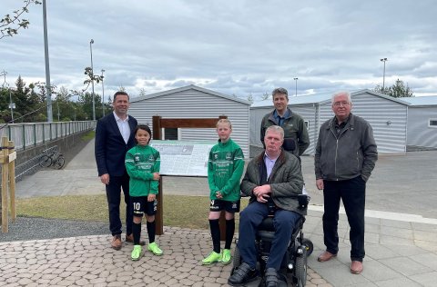 Á myndinni eru frá vinstri: Ármann Kr. Ólafsson, bæjarstjóri, Elísabet María Júlíusdóttir, Hrafnhil…