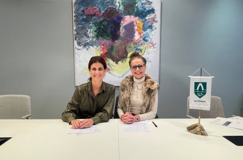 Þórdís Kolbrún Reykfjörð Gylfadóttir, fjármála- og efnahagsráðherra, og Ásdís Kristjánsdóttir, bæja…