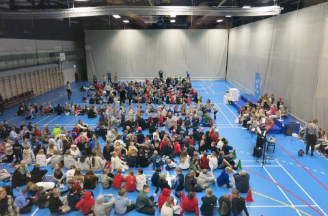 Nemendur söfnuðust saman í tilefni þess að Vatnsendaskóli varð réttindaskóli.